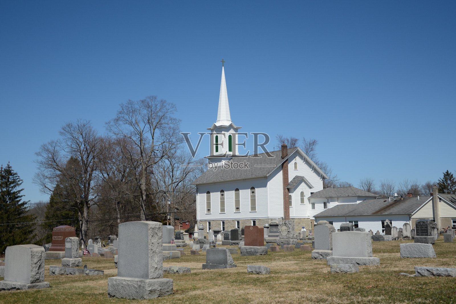 一个俯瞰老墓地的乡村小教堂照片摄影图片