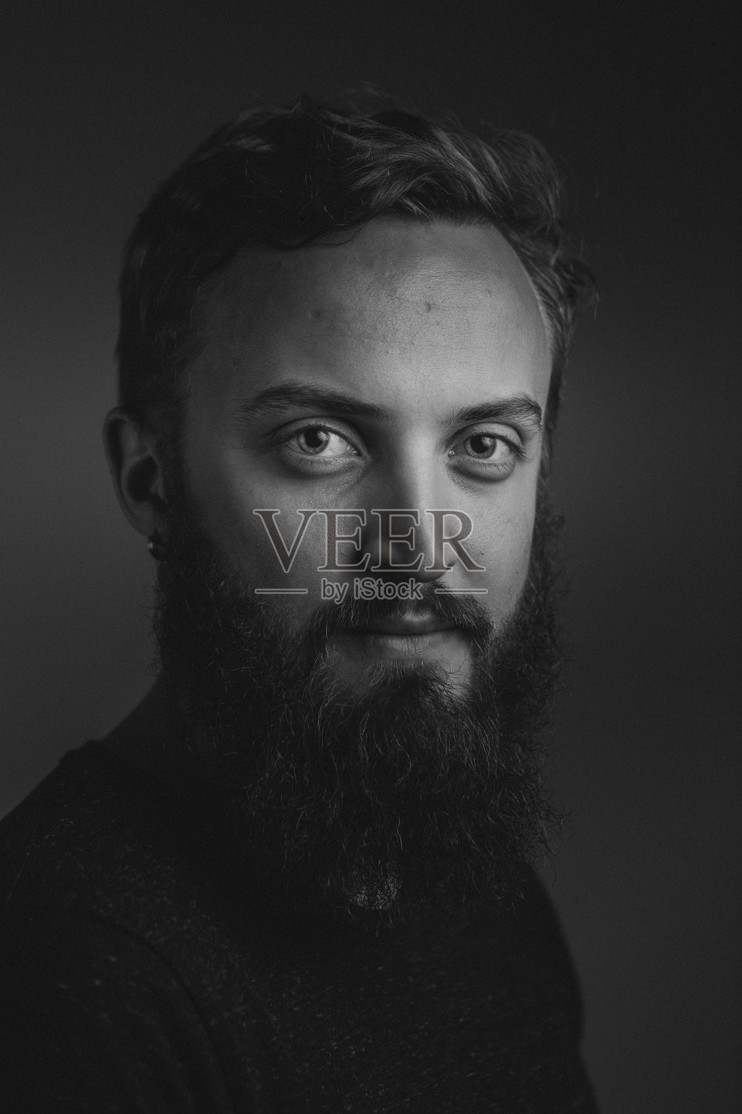 年轻大胡子男子肖像照片摄影图片