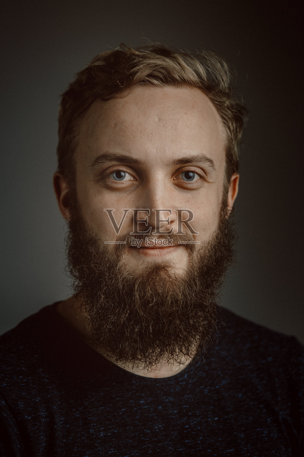 年轻大胡子男子肖像照片摄影图片