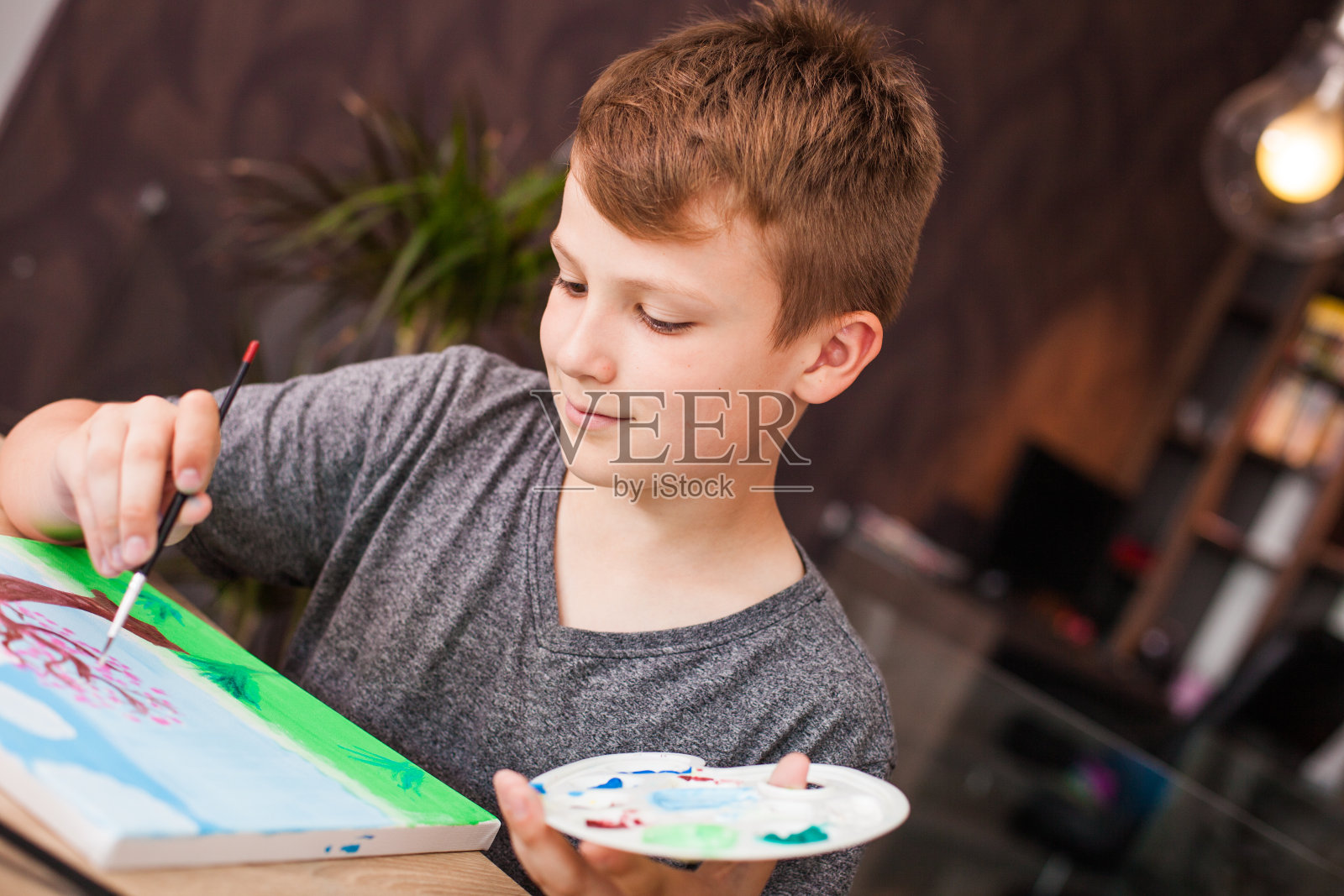 男孩在家画画照片摄影图片