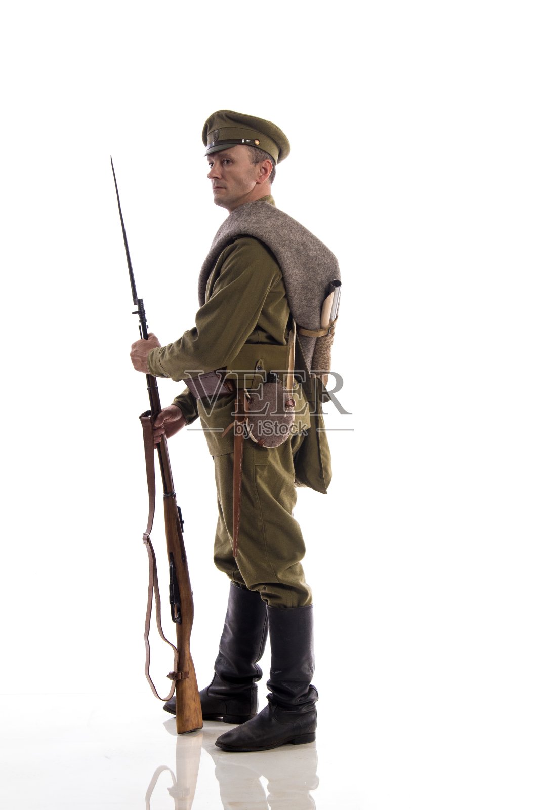 第一次世界大战期间，一名普通俄罗斯士兵在白色背景下摆姿势的男演员照片摄影图片