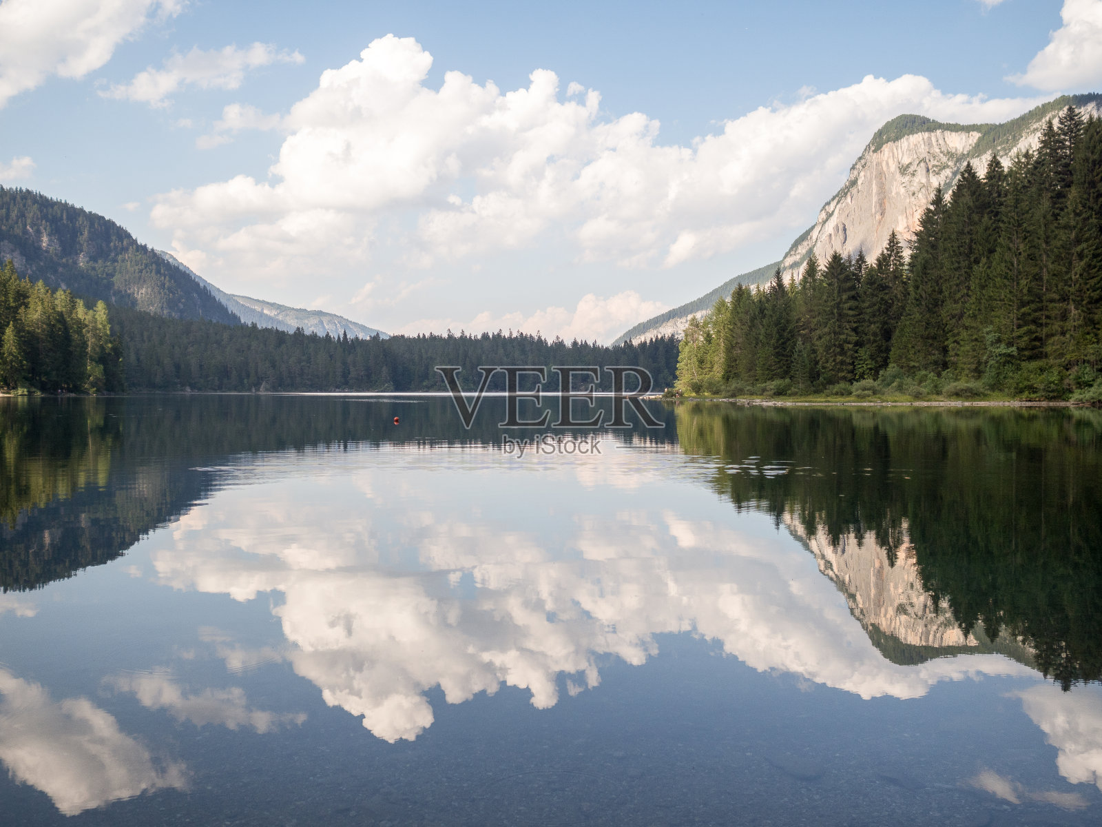 美丽的徒步旅行在特伦蒂诺的tovel湖照片摄影图片