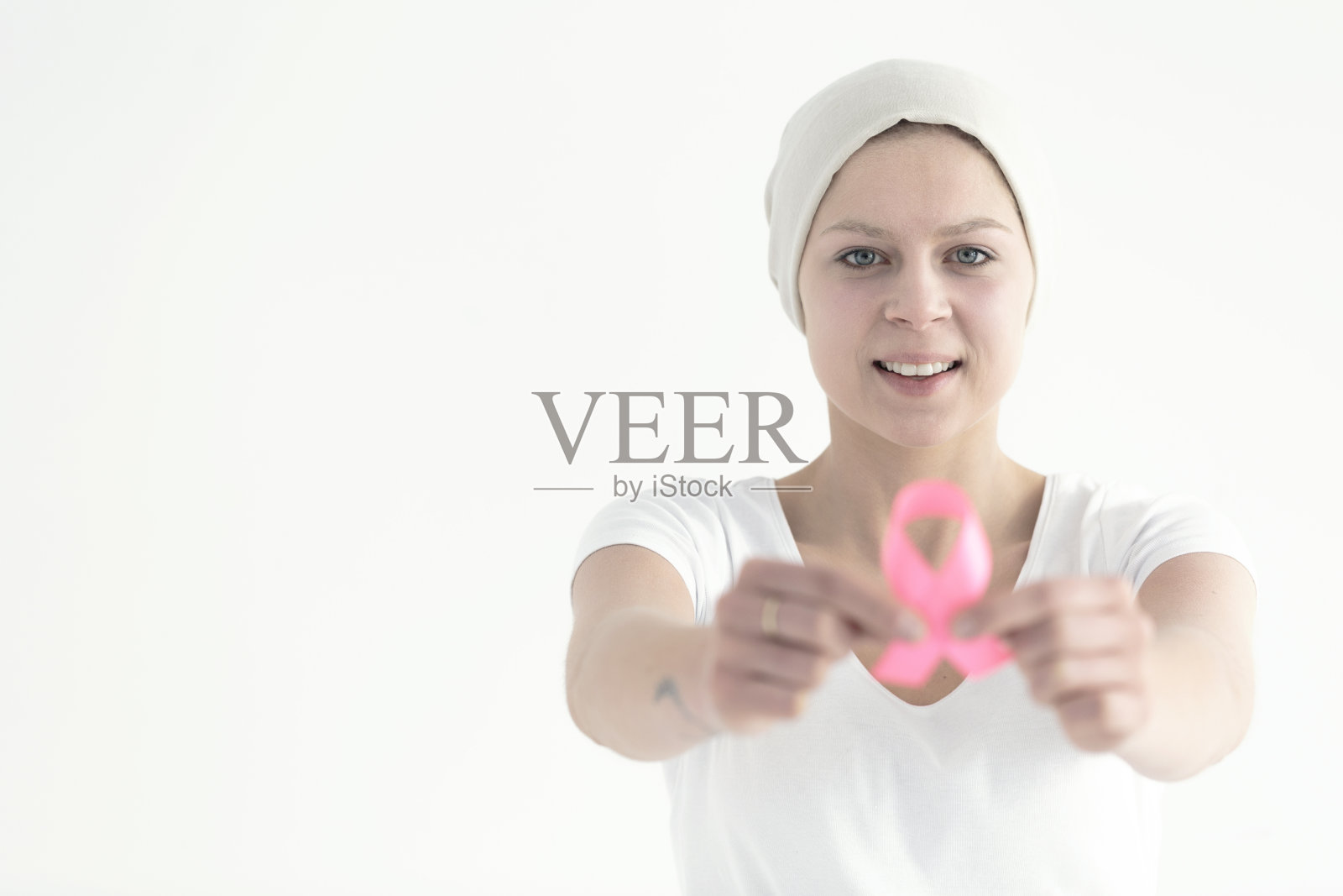 手持粉红丝带的女子照片摄影图片