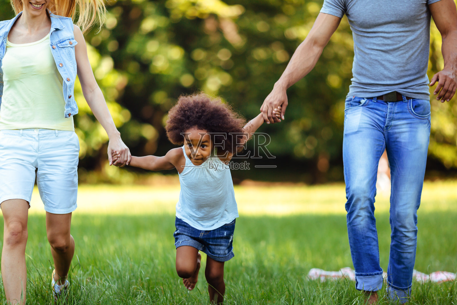 幸福的年轻夫妇花时间与他们的女儿照片摄影图片