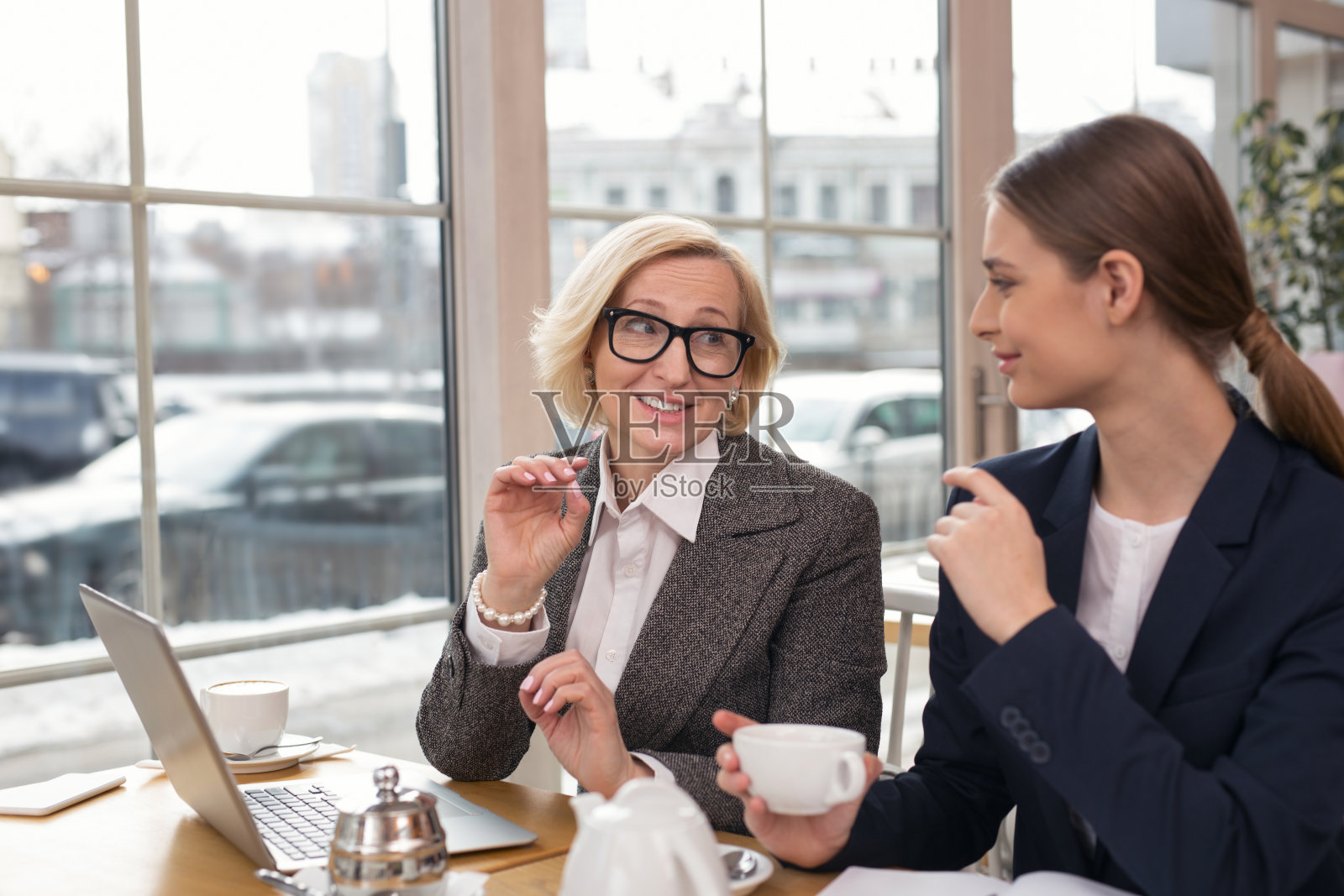 愉快的女商人正在和她的伙伴讨论新项目照片摄影图片