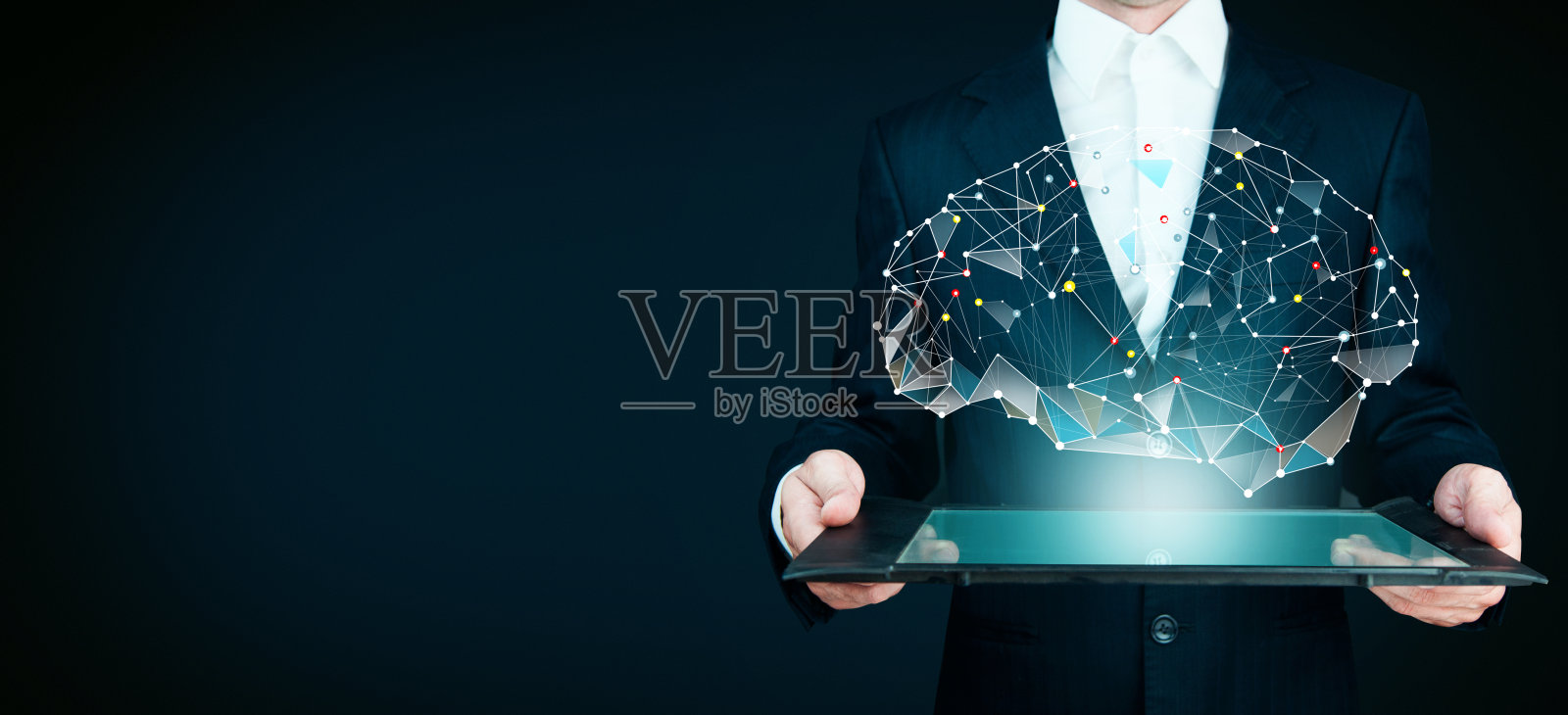 手持带有大脑图案的平板电脑照片摄影图片