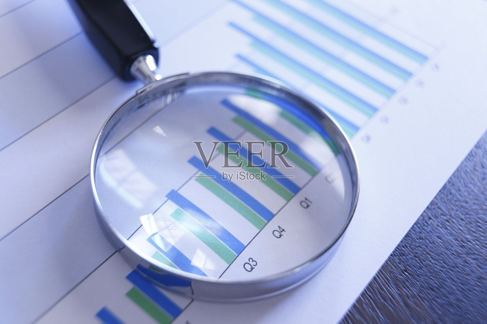 在柱状图上的放大镜显示积极的表现照片摄影图片