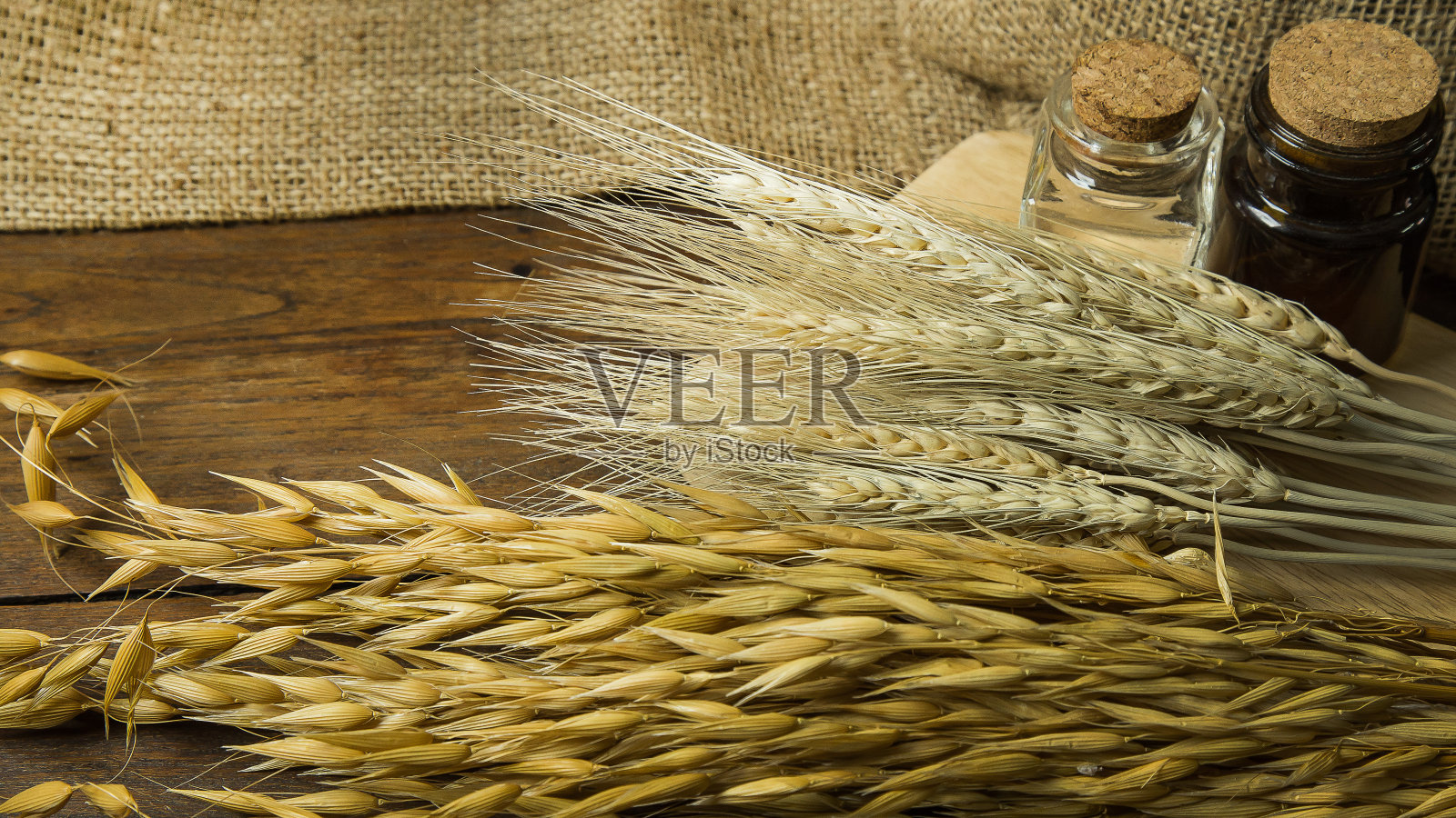 木桌以大米、燕麦和小麦为背景。照片摄影图片