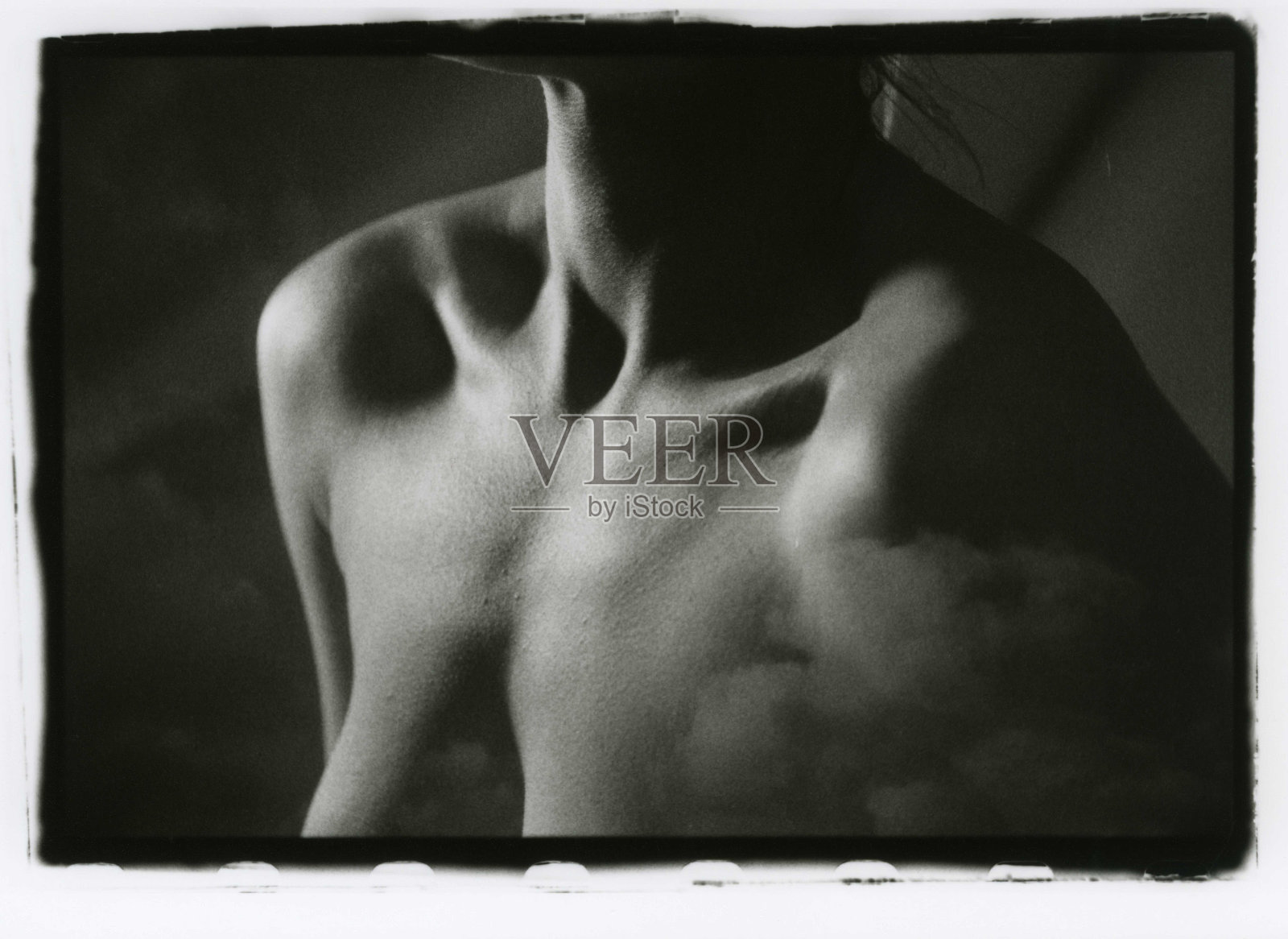 美丽的女性肩膀和云彩。照片摄影图片