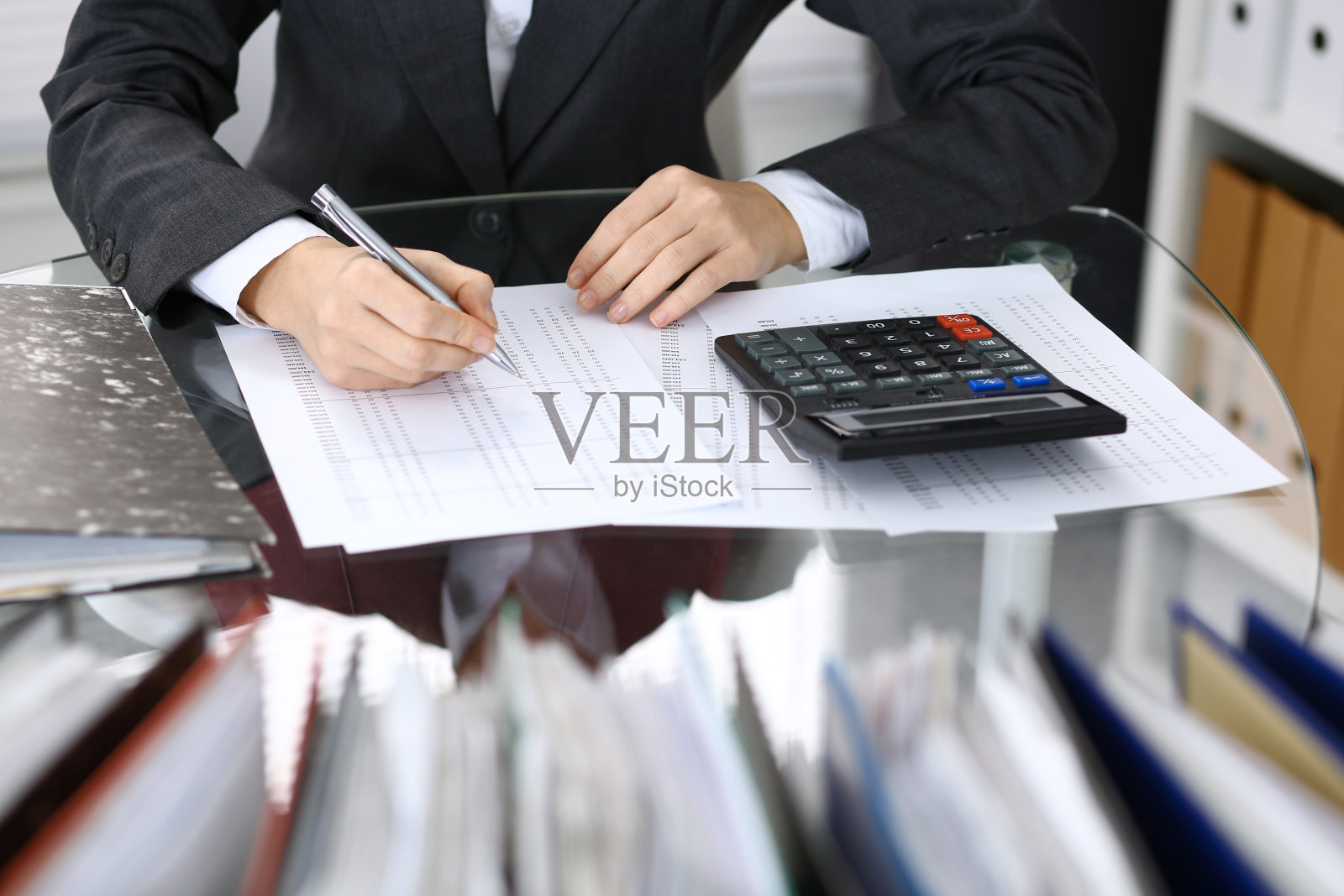 女簿记员或财务检查员作报告，计算或检查余额。国内税务局检查财务文件。企业审计的概念照片摄影图片