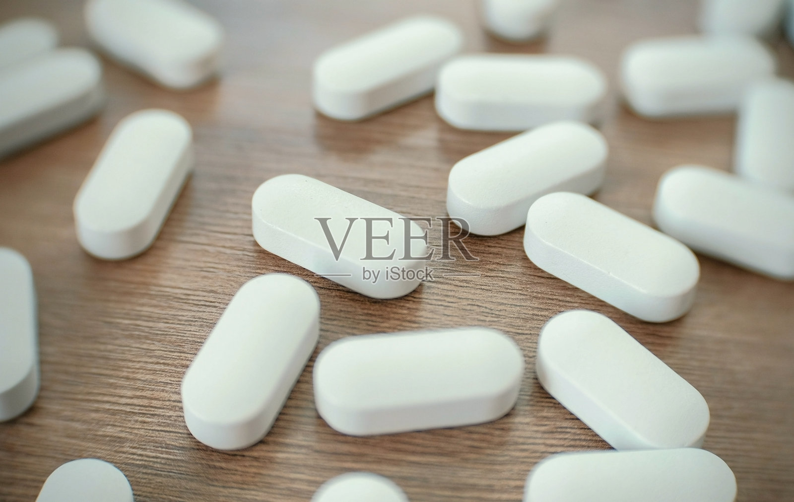 白色的药片在桌子上。照片摄影图片