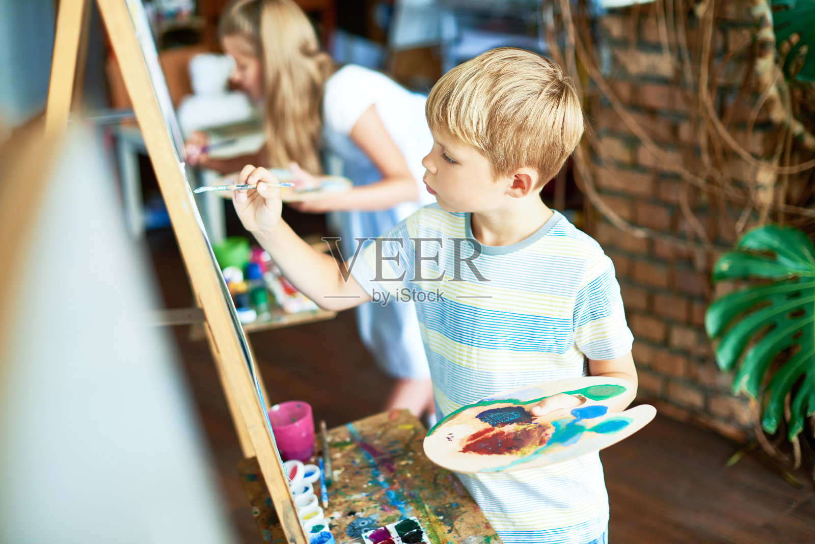 可爱的男孩在美术课上画画照片摄影图片