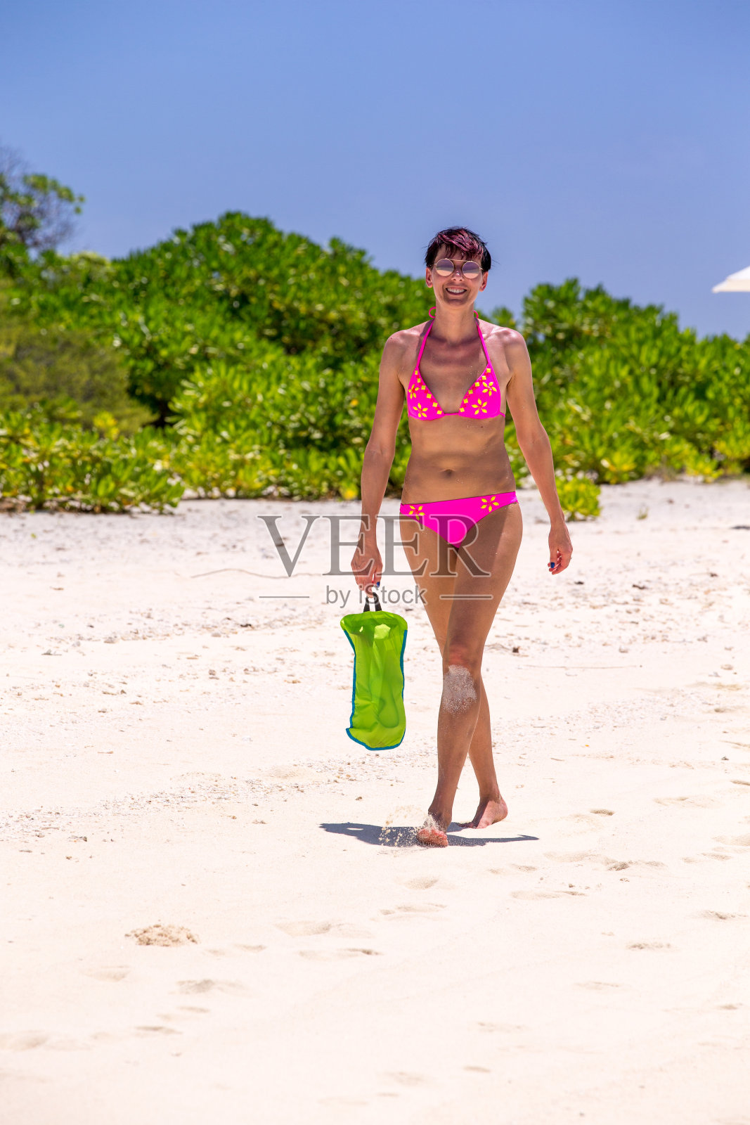 美丽的成年女子享受在海滩上散步照片摄影图片