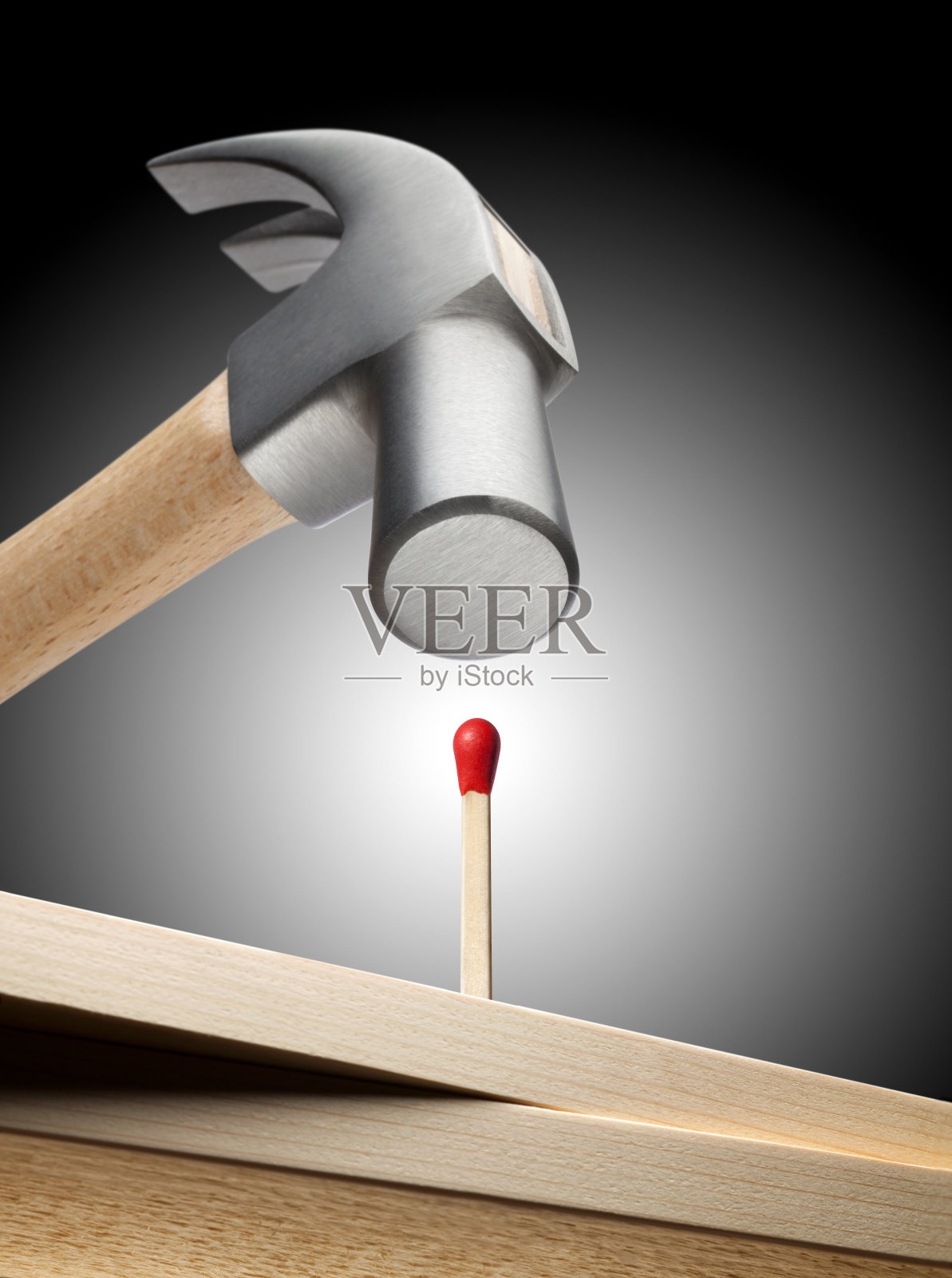 锤击火柴棍照片摄影图片