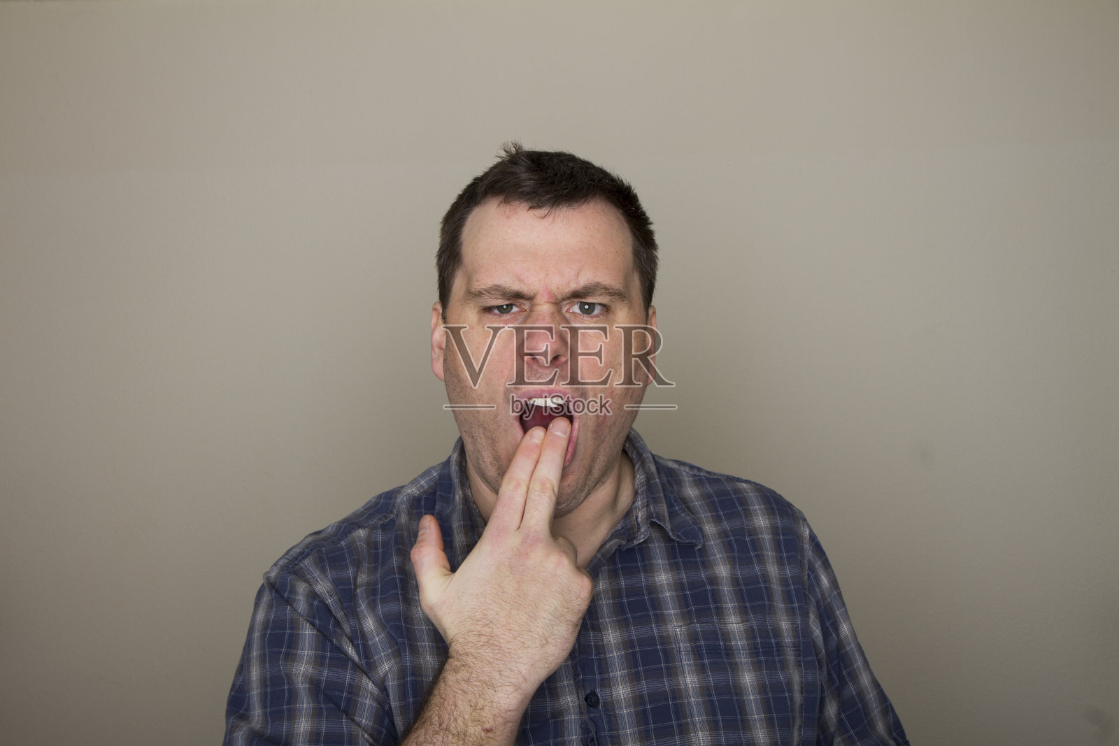 把一把假枪放进他嘴里照片摄影图片