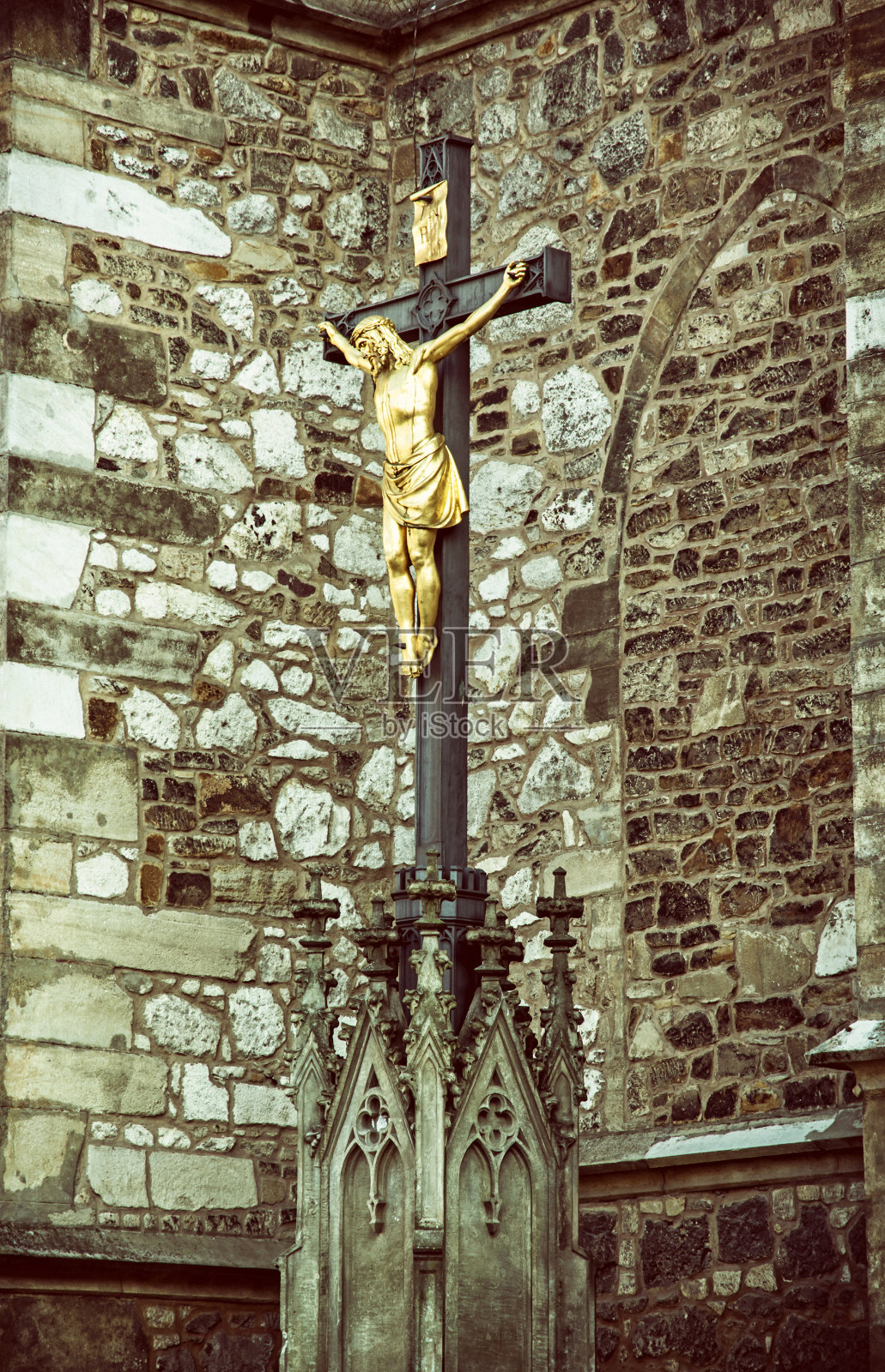 耶稣基督在布尔诺圣彼得和保罗大教堂附近被钉死在十字架上照片摄影