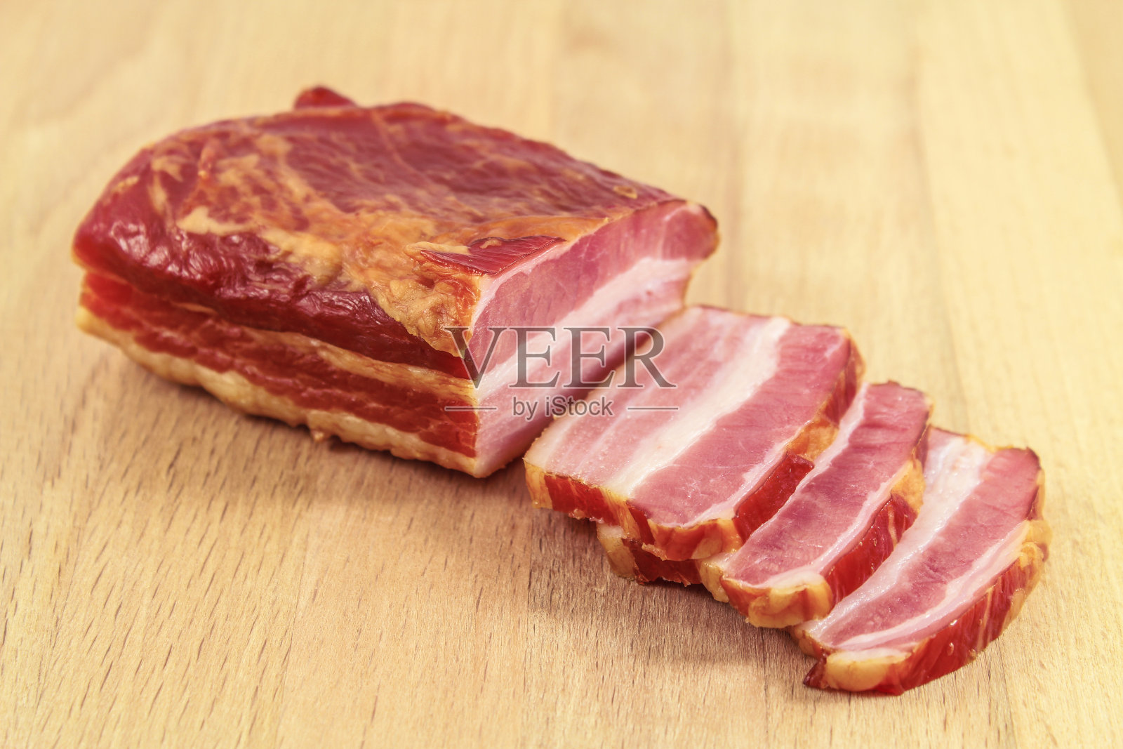 一块生的烟熏肉照片摄影图片