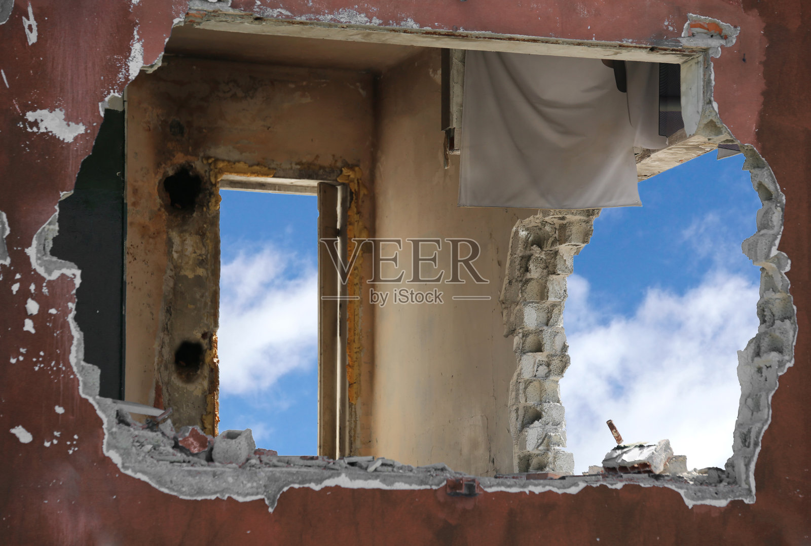 被摧毁的房子有个大洞照片摄影图片