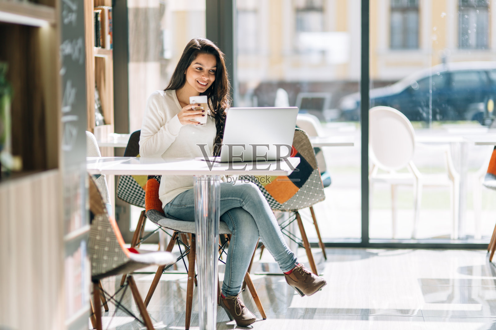 深褐色头发的女孩正在学习和享受咖啡照片摄影图片