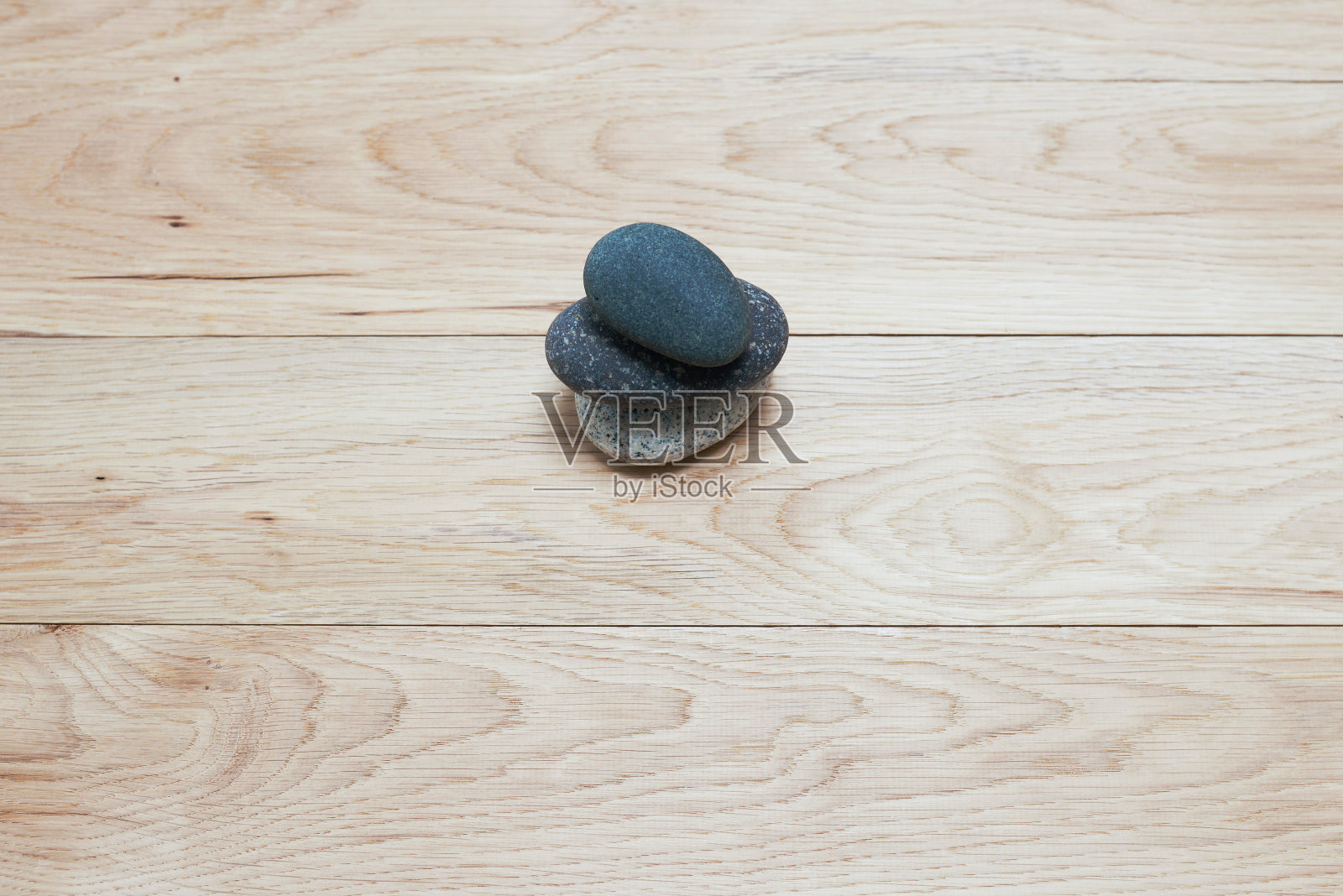 木桌上的石头特写镜头照片摄影图片