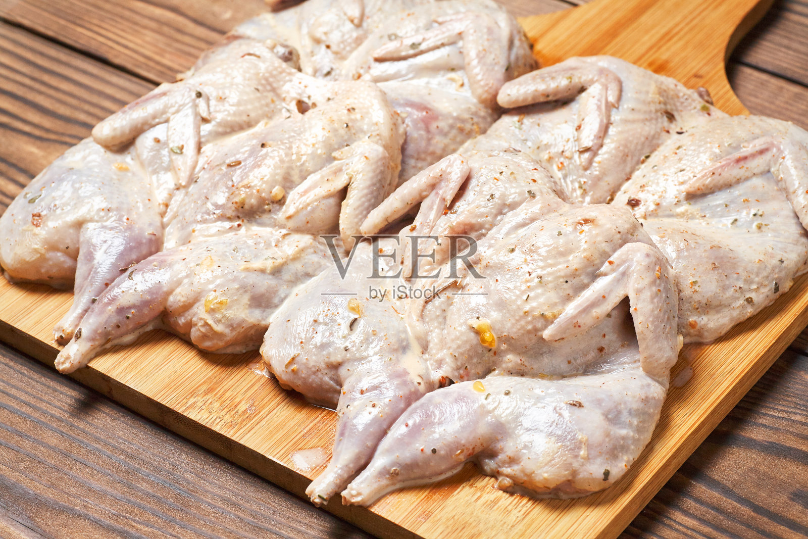 木背景上放着香料生鹌鹑。特写镜头。照片摄影图片