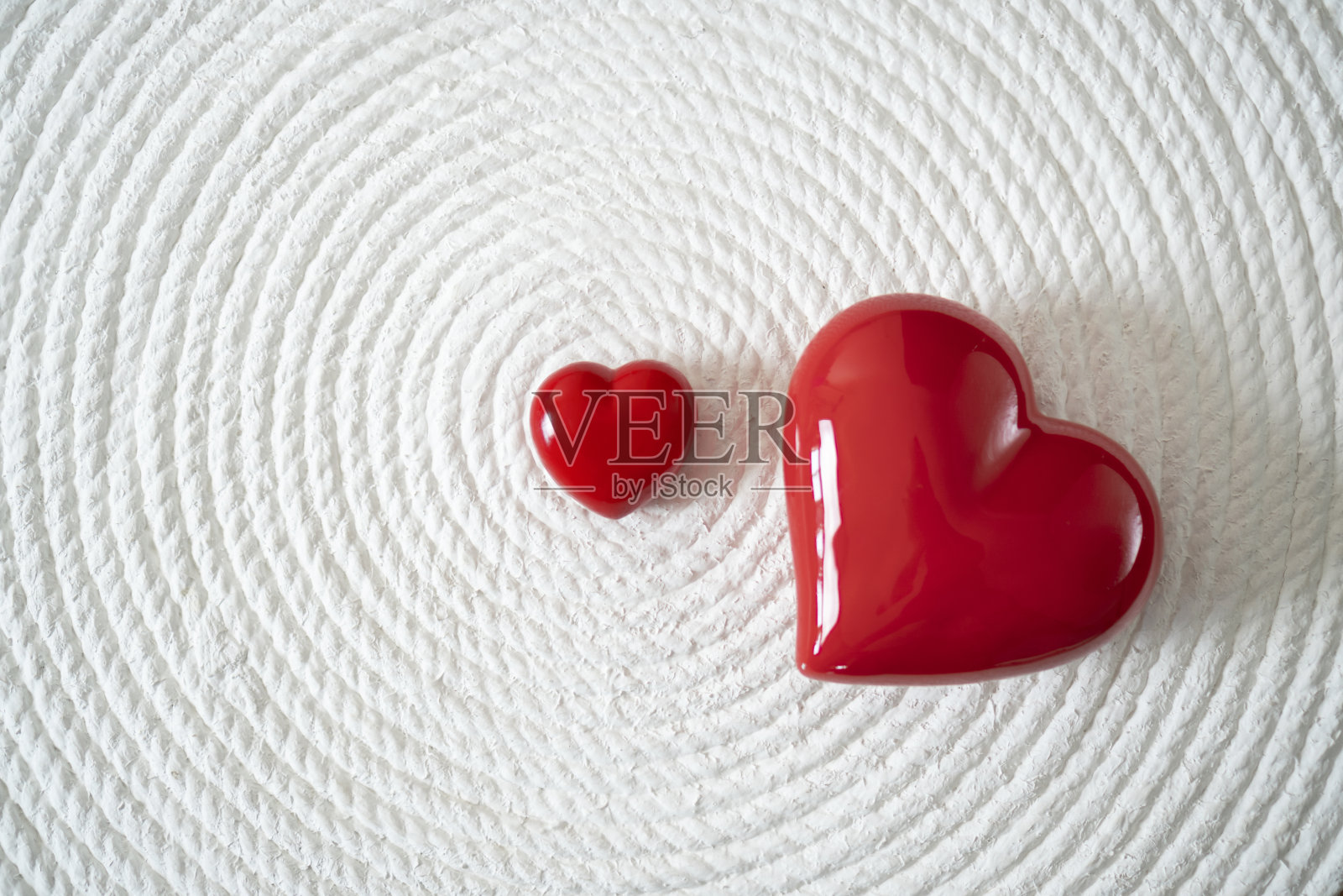 白色背景上的红色糖果心照片摄影图片