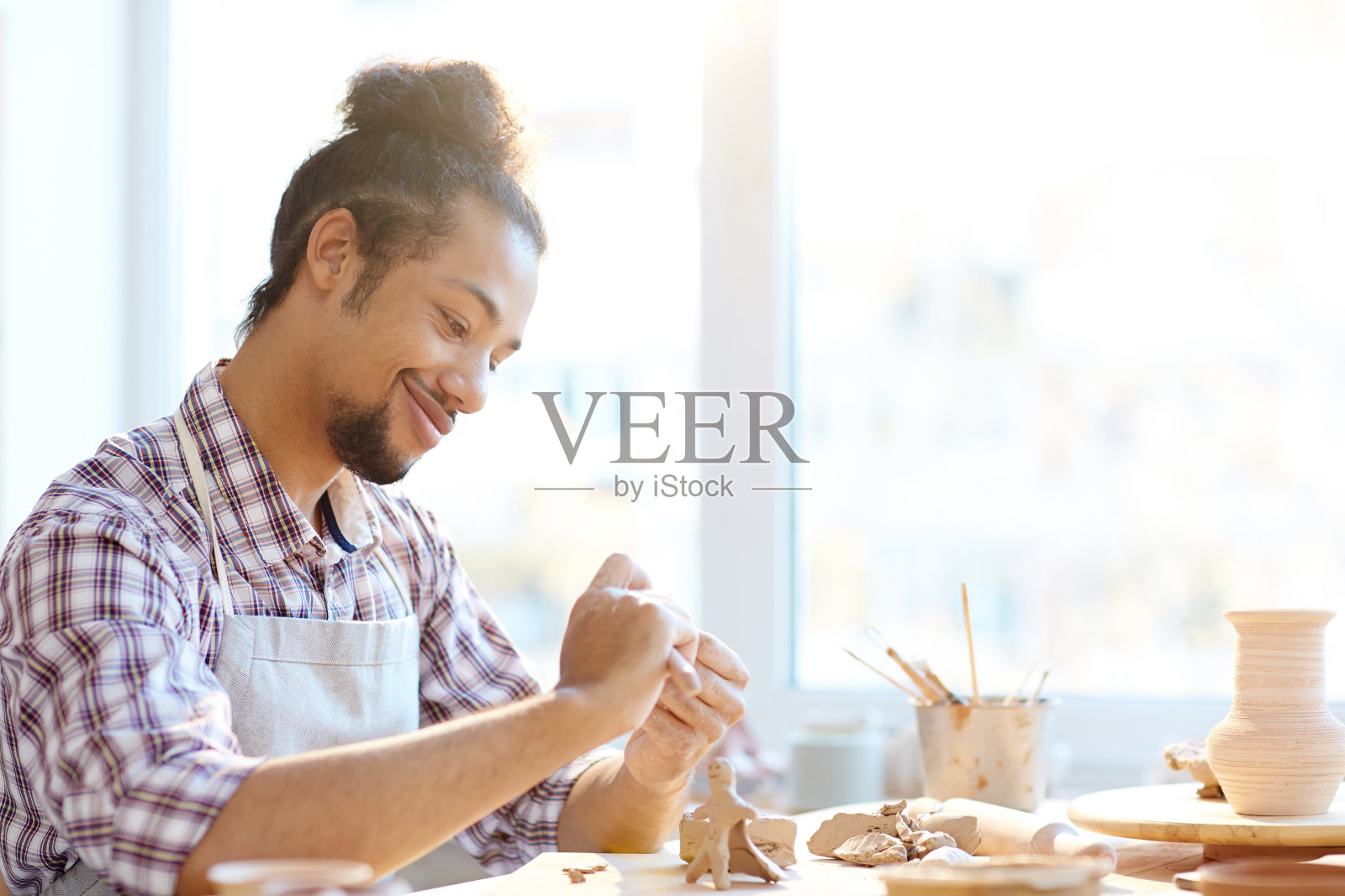 陶艺大师乐在其中照片摄影图片