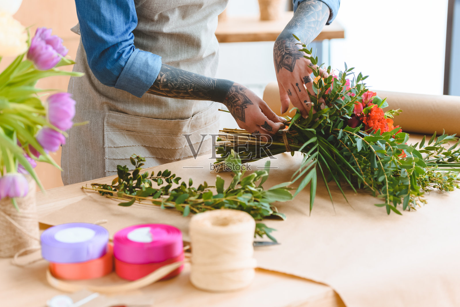 年轻花艺师在工作场所整理花束的裁剪照片照片摄影图片