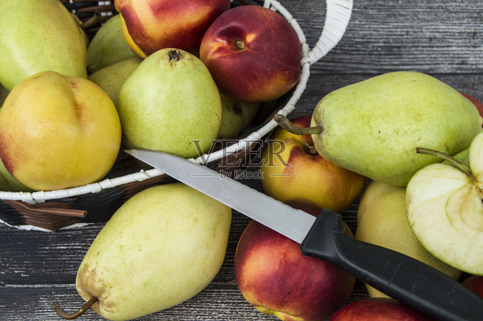 夏季水果、果篮、苹果、梨、桃、油桃、李子照片摄影图片