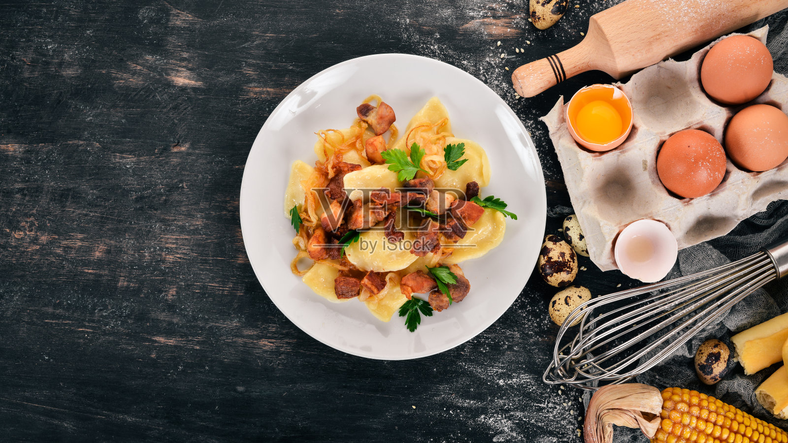 瓦列尼克。乌克兰的传统美食。前视图。在木制的背景上。副本的空间。照片摄影图片