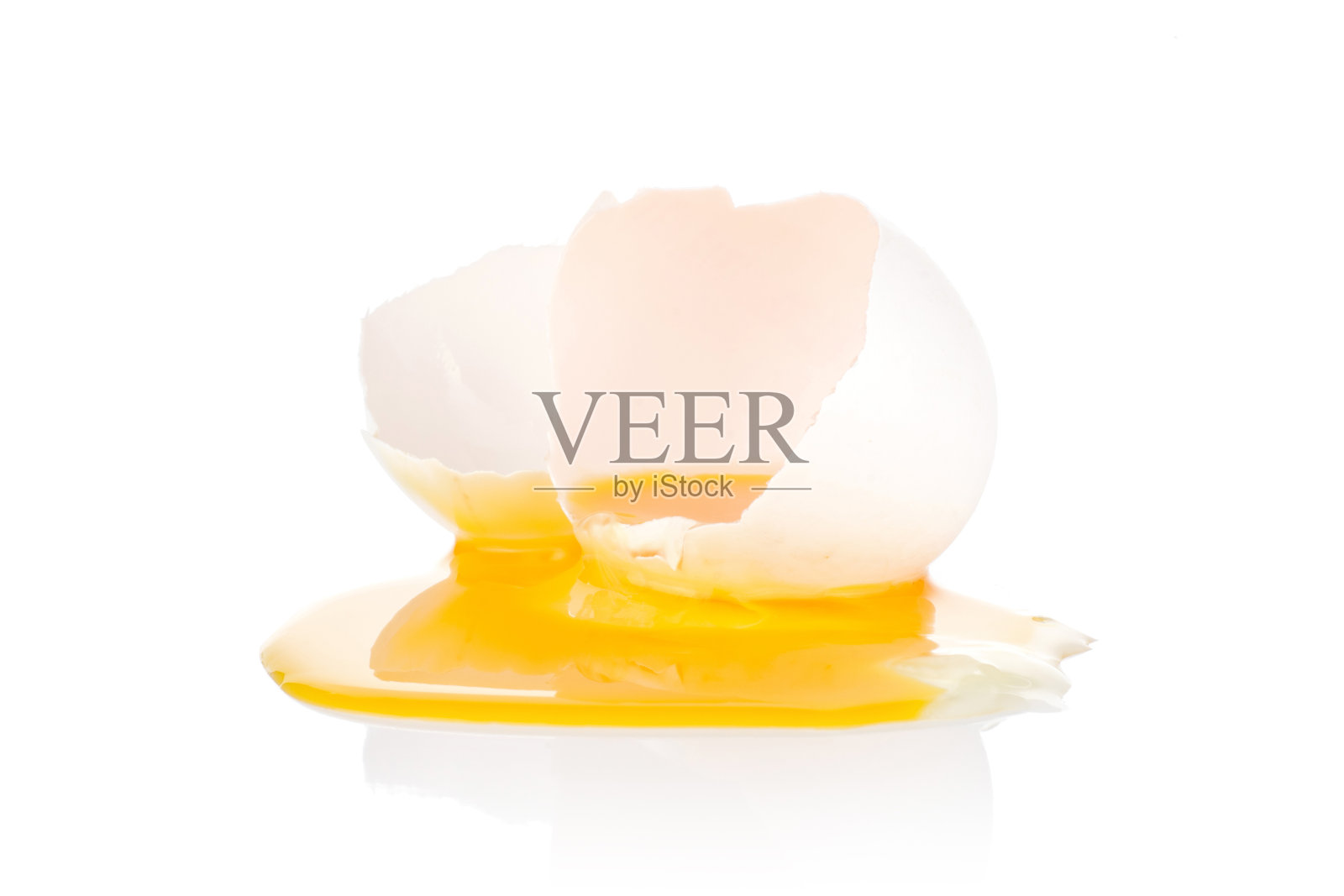 新鲜的生白色鸡蛋孤立在白色照片摄影图片