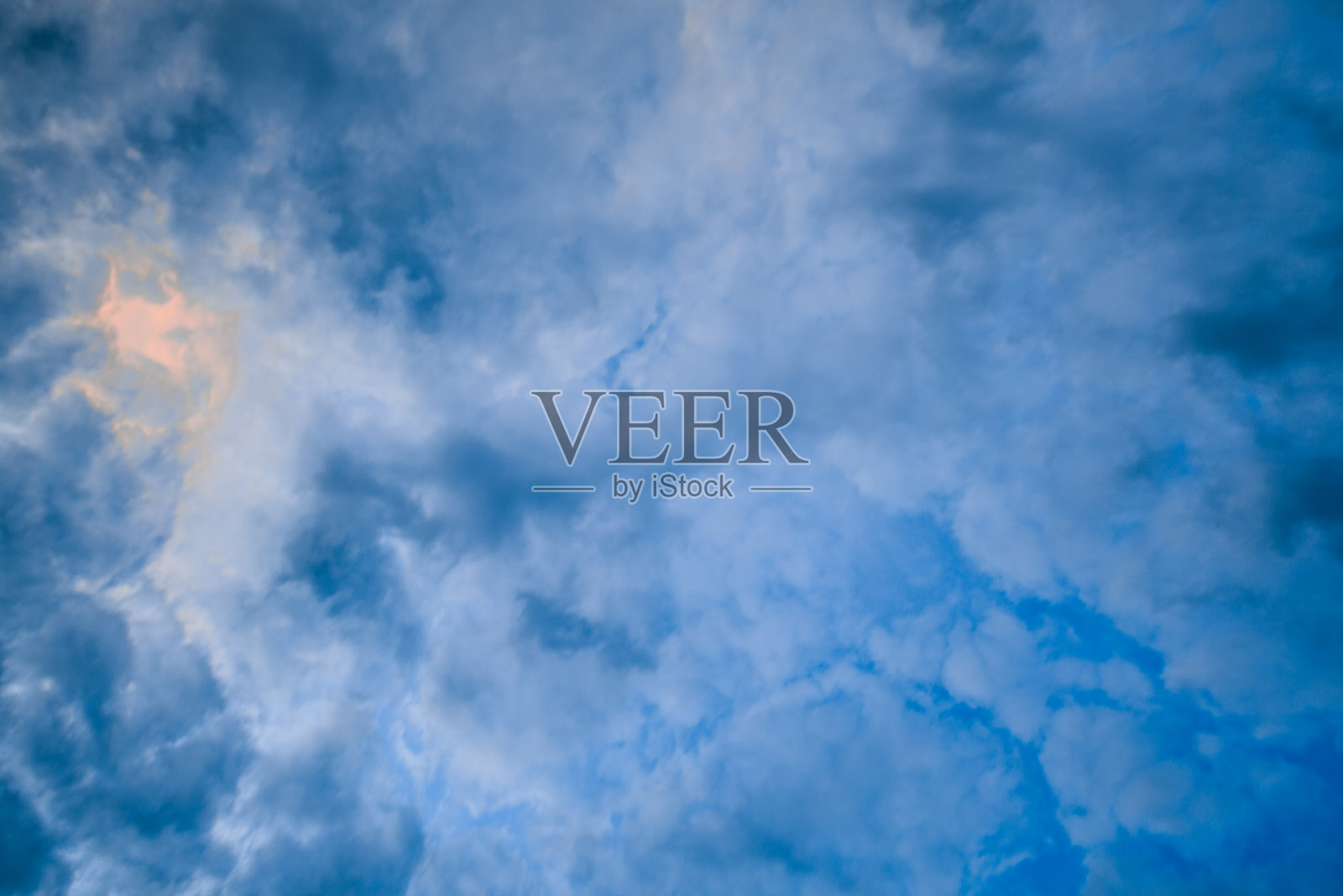 仰望天空中美丽的云朵，创造出错综复杂的抽象背景照片摄影图片