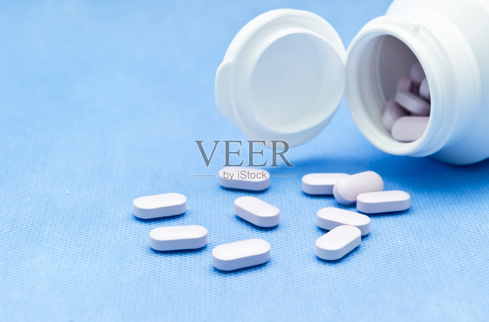 药丸从瓶子里流出来照片摄影图片