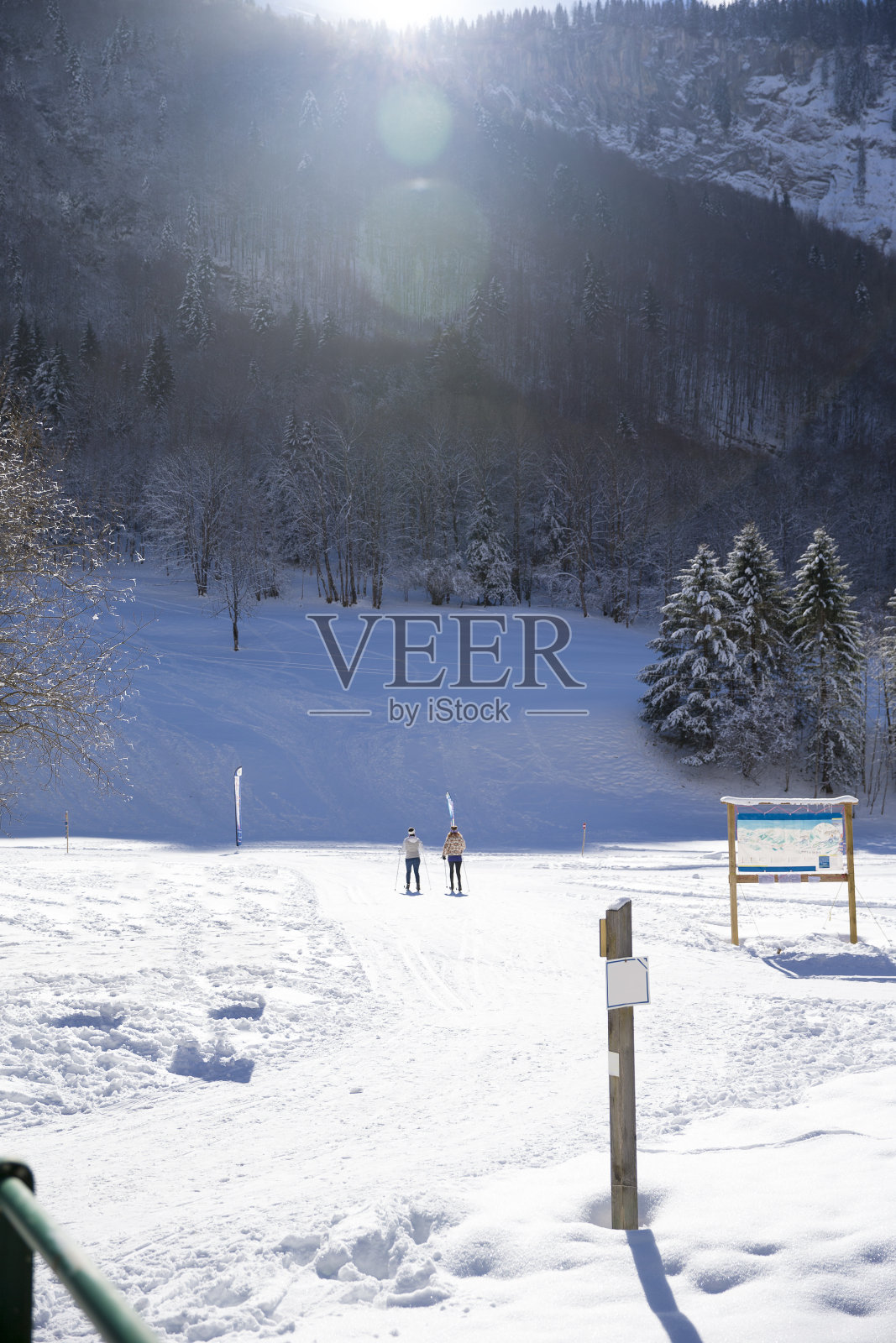 斜坡上的滑雪者照片摄影图片