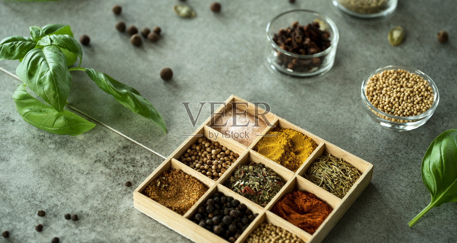 灰色的石头桌上放着一堆新鲜的香料照片摄影图片