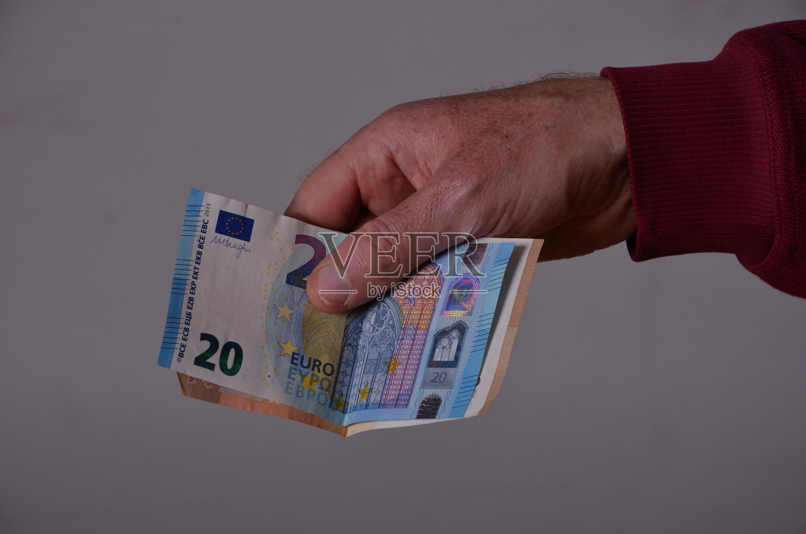 手里拿着欧元钞票的男性照片摄影图片