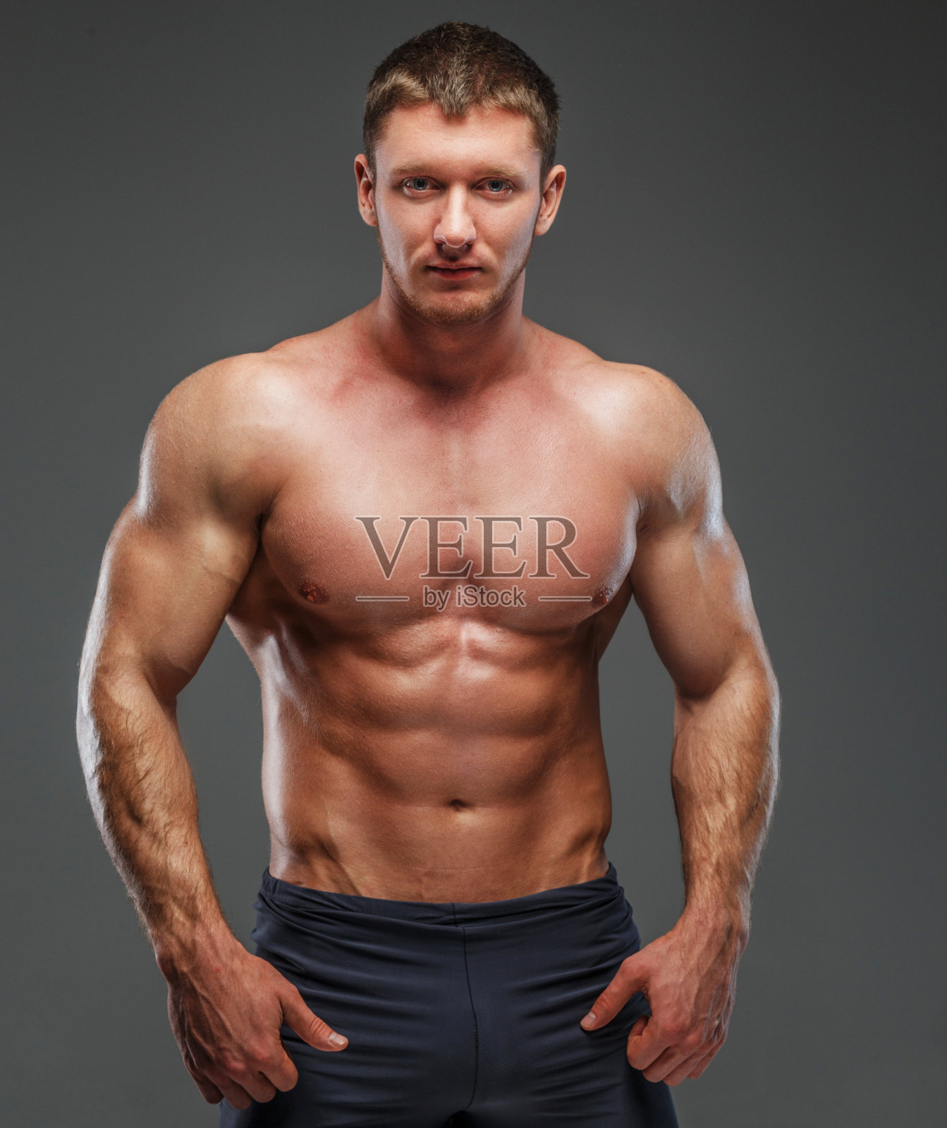 彪悍的肌肉男展示他的身体照片摄影图片