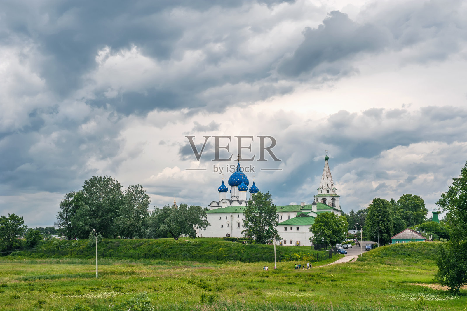 俄罗斯苏兹达尔的寺庙在多云的天气在夏天。一个戏剧性的天空照片摄影图片