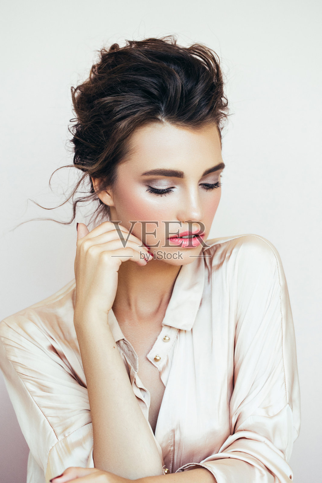 手持鲜花的漂亮女人照片摄影图片