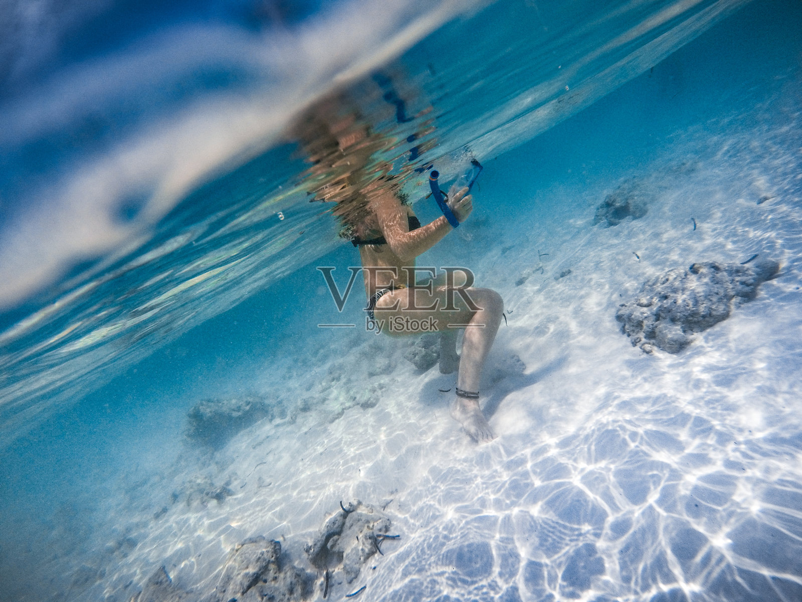 年轻女子享受在海上照片摄影图片