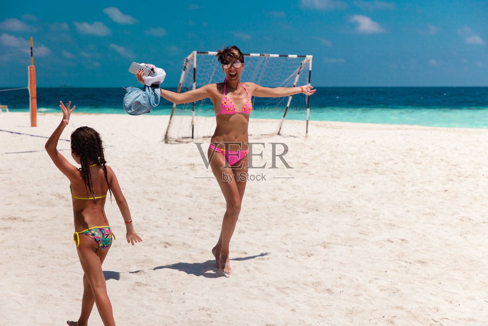 母亲和女儿在海滩度假的乐趣照片摄影图片