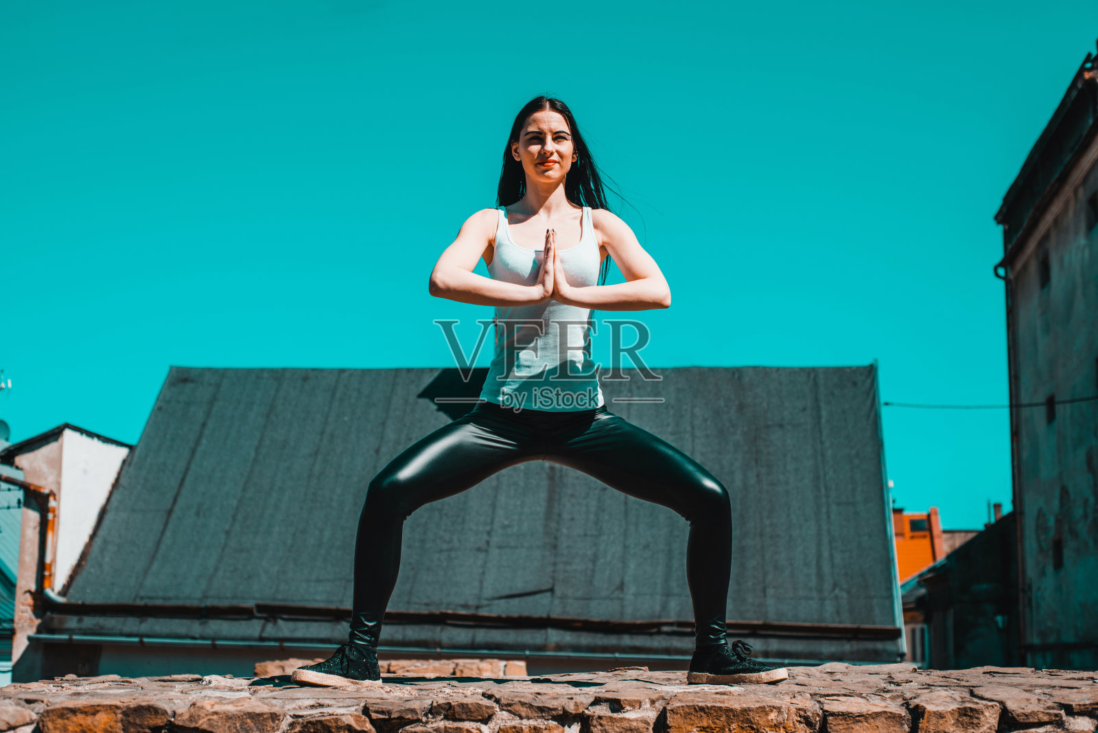 有魅力的女人在户外运动。照片摄影图片