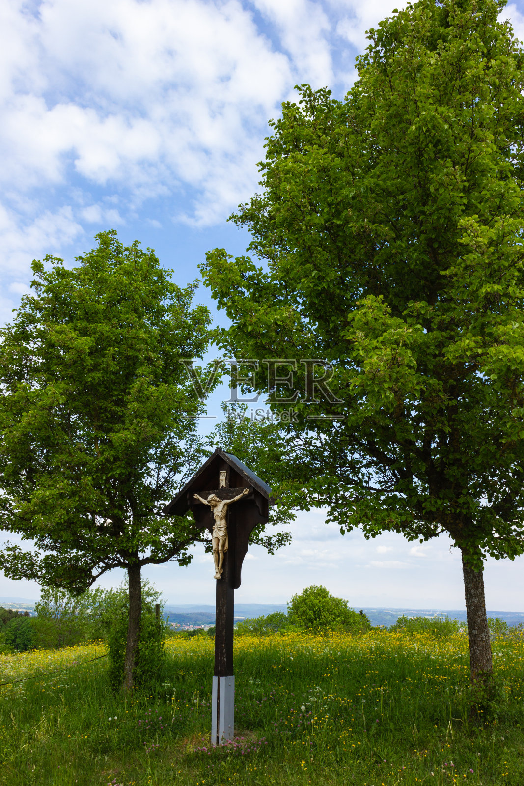 耶稣受难在路边照片摄影图片