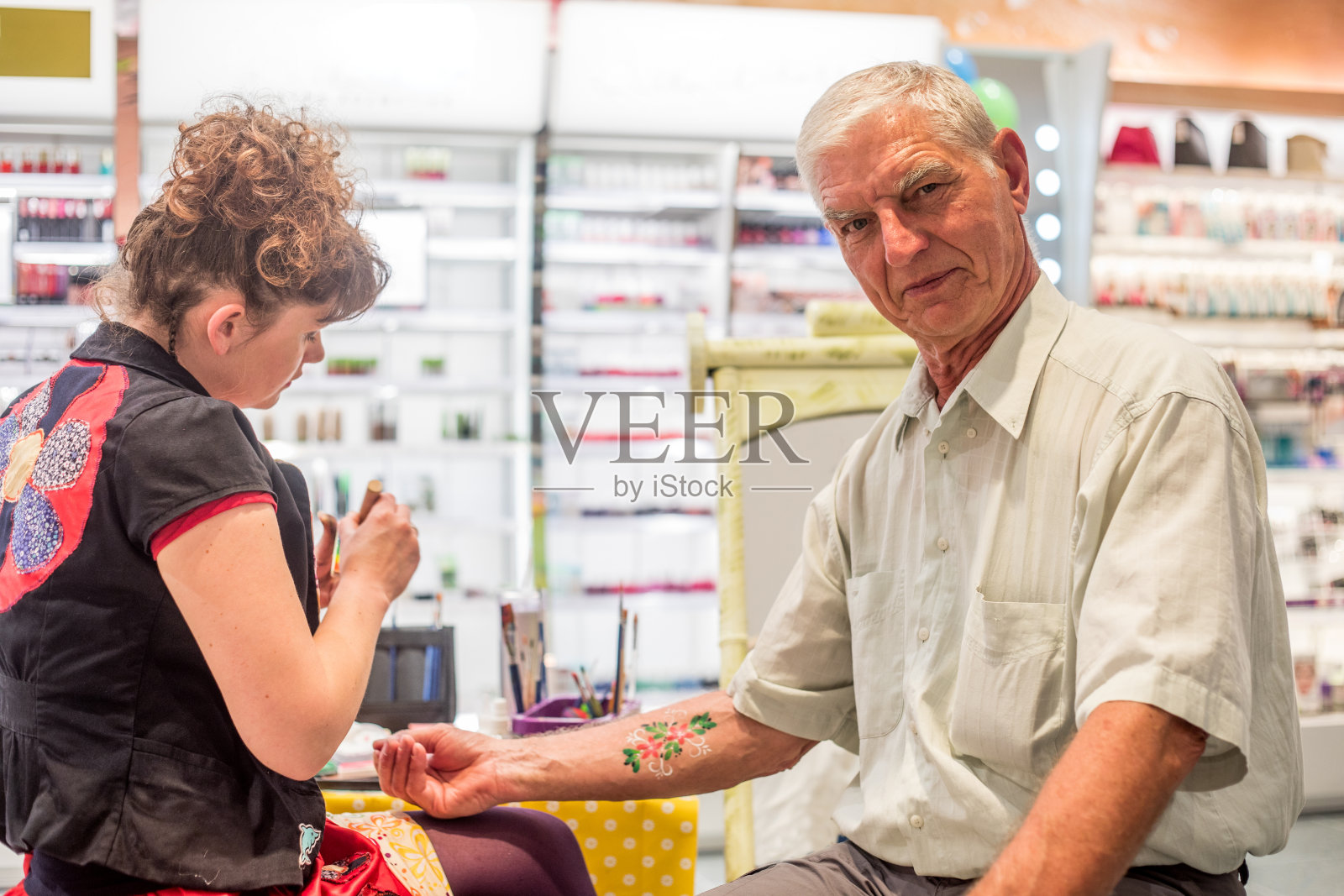 人体彩绘艺术家的高级人员照片摄影图片