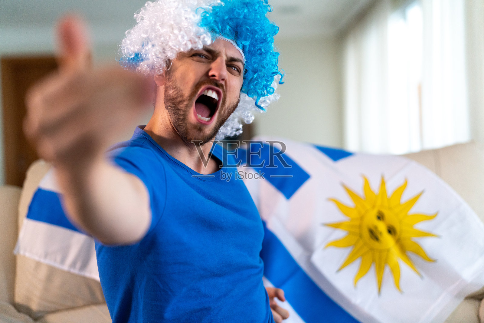 在家庆祝的乌拉圭球迷照片摄影图片