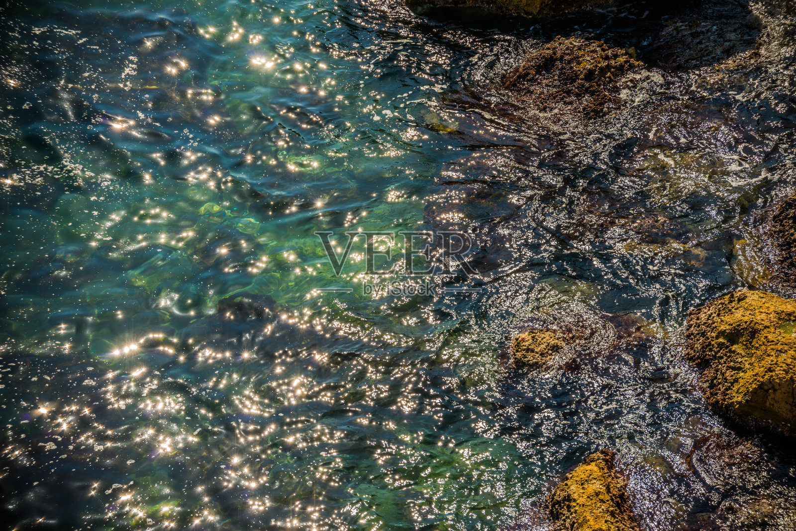 令人惊叹的海与蓝色的夏天海浪和岩石，放松的岩石和水的观点照片摄影图片