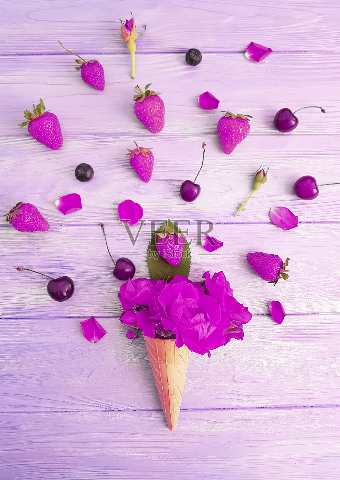 冰淇淋，玫瑰，草莓，樱桃，蓝莓，在彩色的木质背景上照片摄影图片