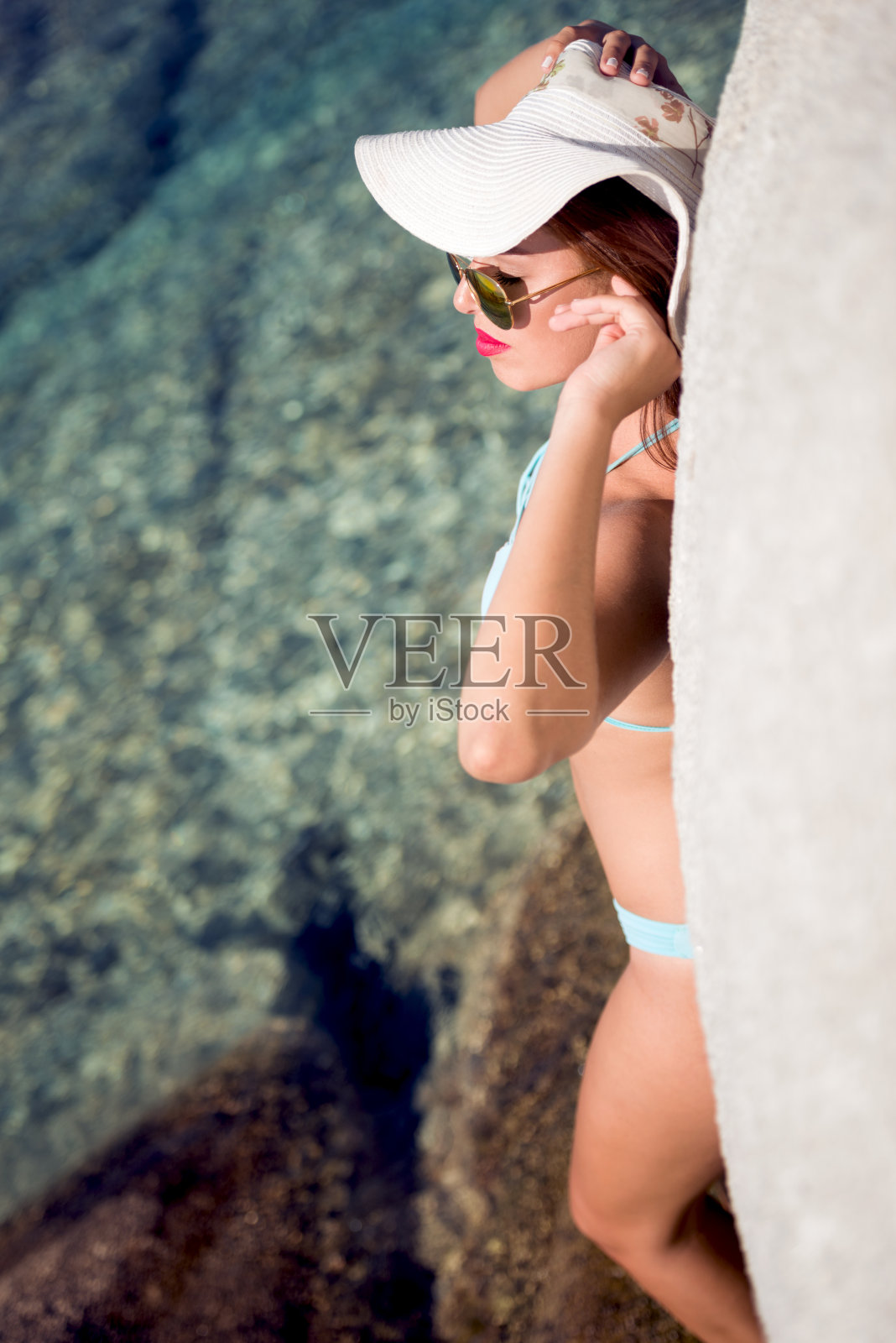 在海滩上放松的女人照片摄影图片