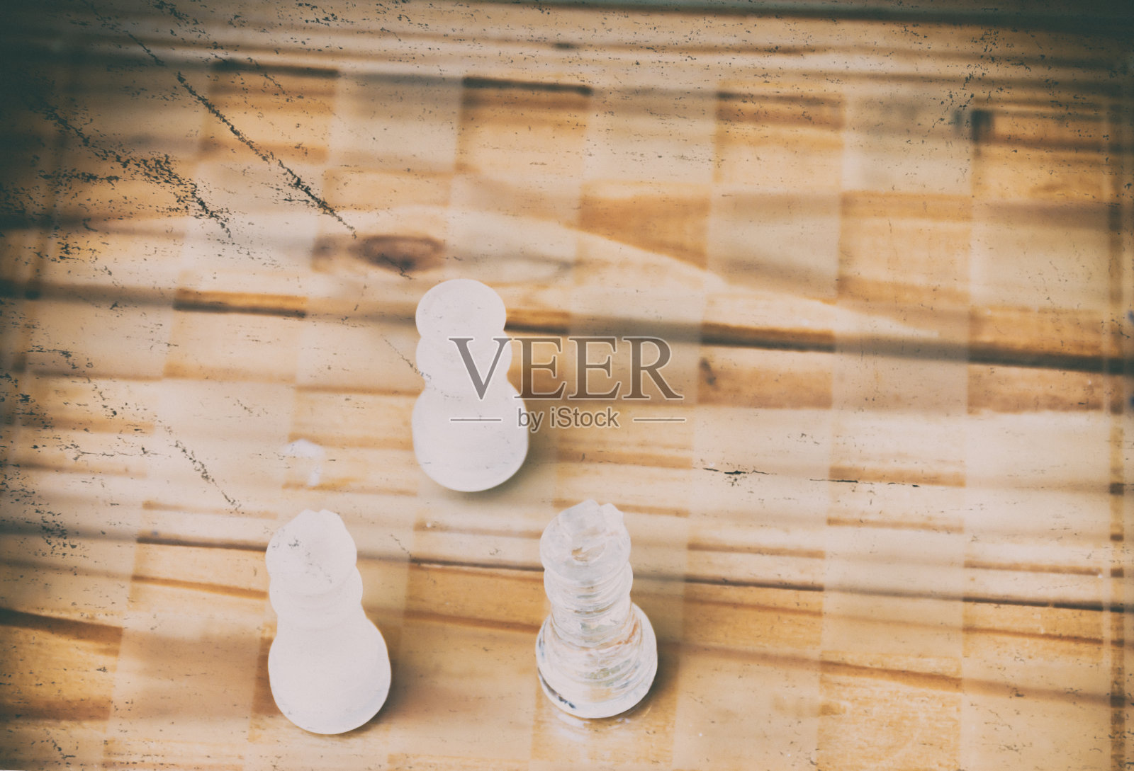 棋盘上的国际象棋玻璃棋子，复古木地板背景，商业竞争成功概念，带文案空间照片摄影图片