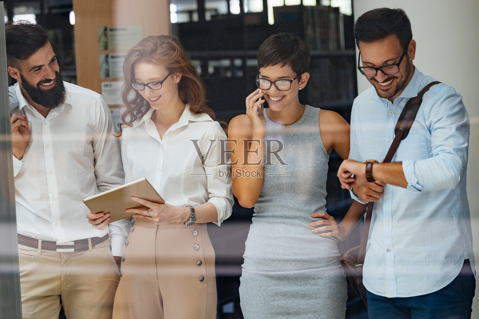 业务同事讨论新想法照片摄影图片